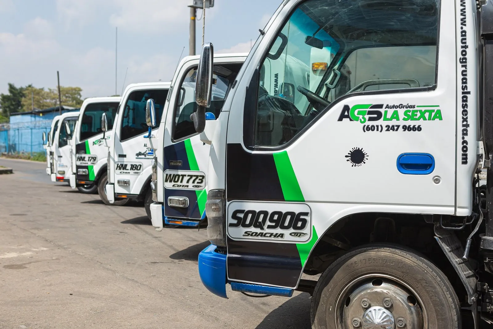 Flota de grúas planchón de AutoGrúas La Sexta en Bogotá