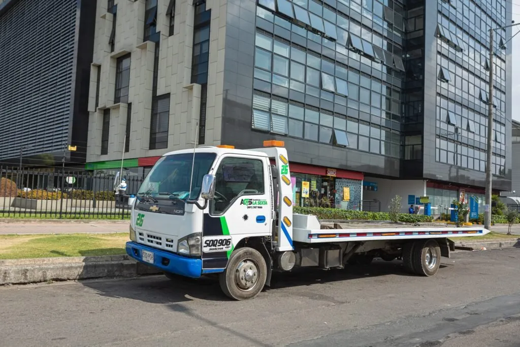 Grúa planchón de AutoGrúas La Sexta transportando un vehículo en Bogotá