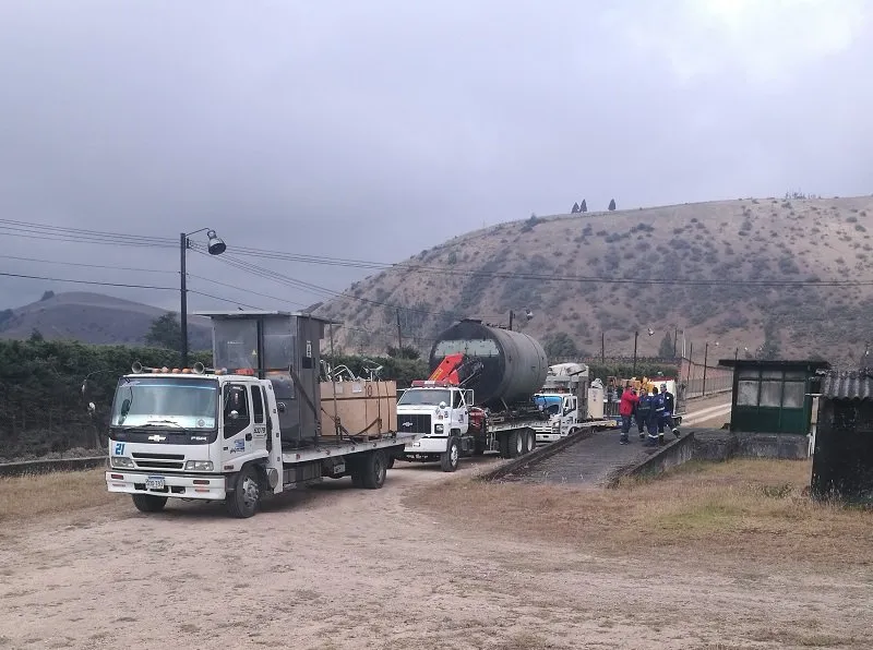 Transporte de maquinaria y carga pesada sobre planchón de AutoGrúas La Sexta